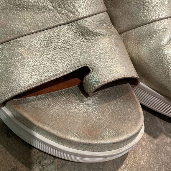 Gentle Souls by Kenneth Cole Gold Gisele 65 Sporty Slide Shoes Womens Size 9 - Picture 12 of 13